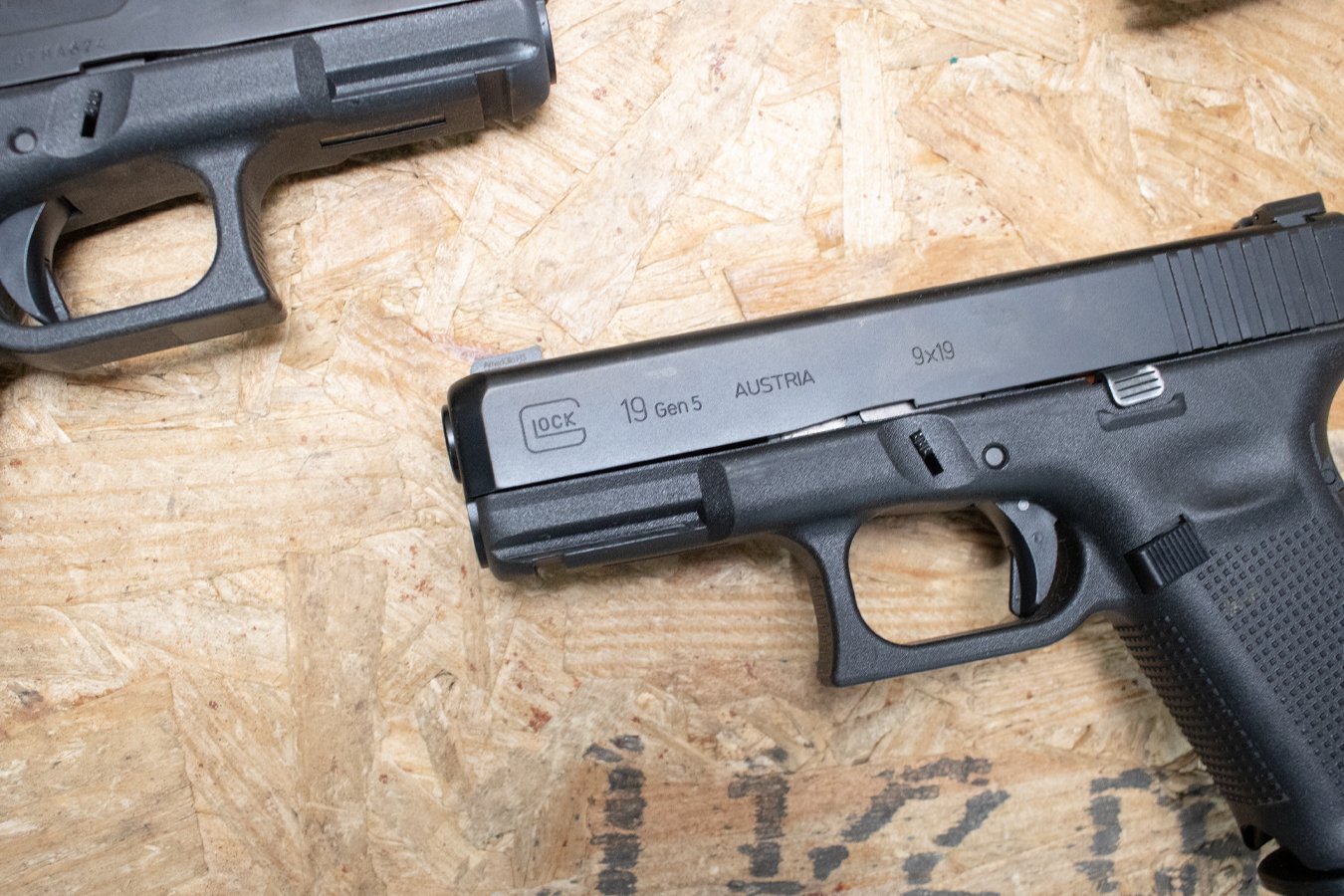 GLOCK 19Gen5 9mm Police Trade-In Pistols with Night Sights (Good Condition)